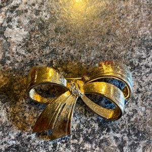 Gold bow brooch